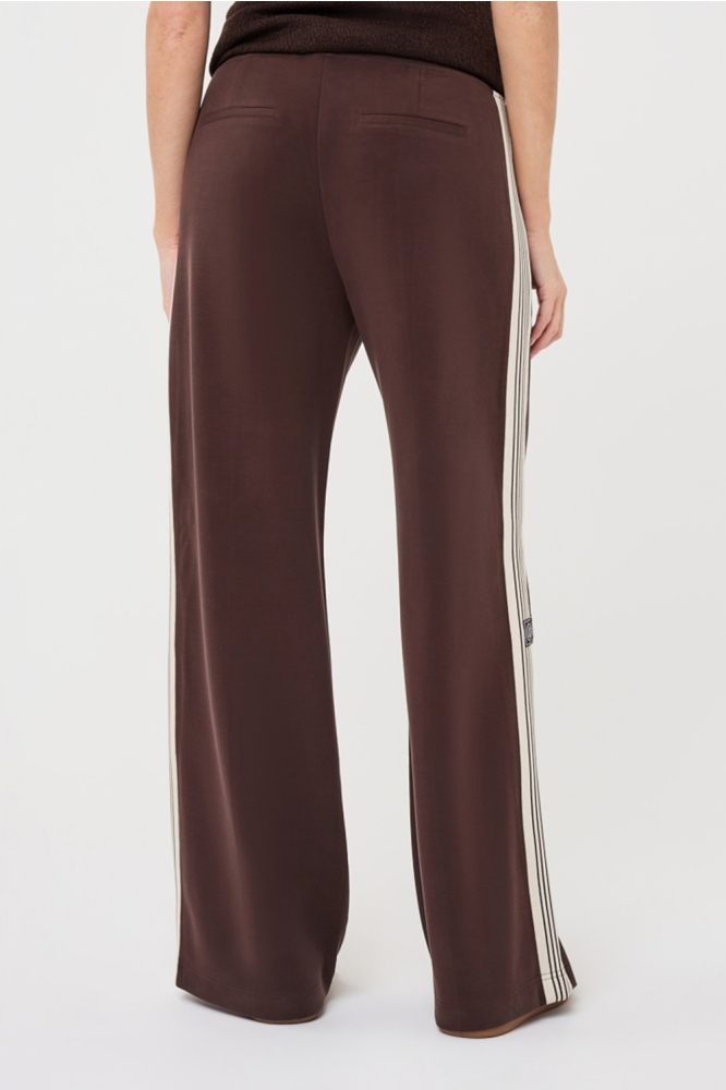 EsQualo bruine dames broek | Model achteraanzicht