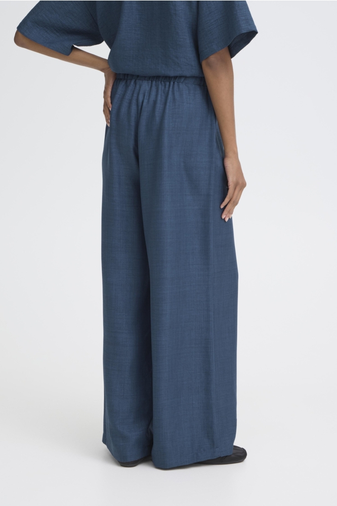 Ichi blauwe dames broek | Model achteraanzicht