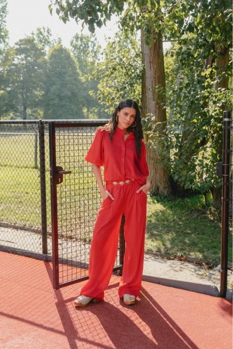 Fluresk rode dames broek | Sfeerbeeld, In situatie