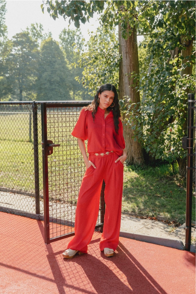 Fluresk rode dames broek | Sfeerbeeld, In situatie