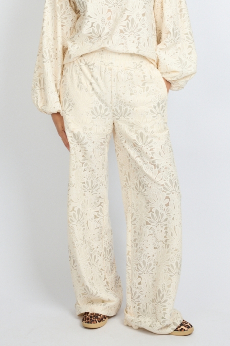 Fluresk witte dames broek | Model vooraanzicht