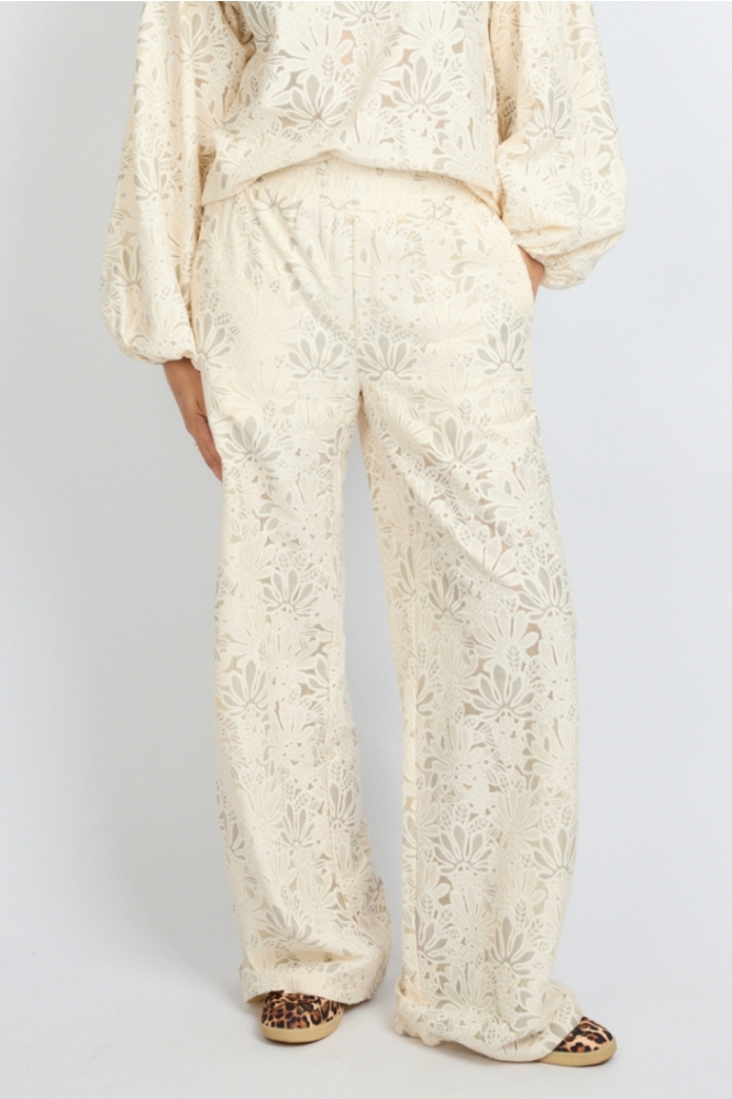 Fluresk witte dames broek | Model vooraanzicht