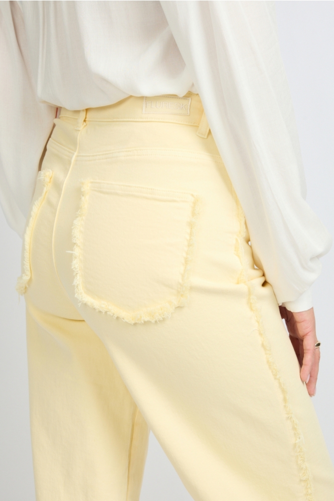 Fluresk gele dames broek | Close up