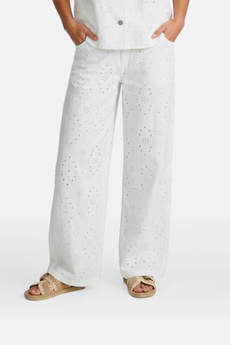 Fluresk witte dames broek | Model vooraanzicht