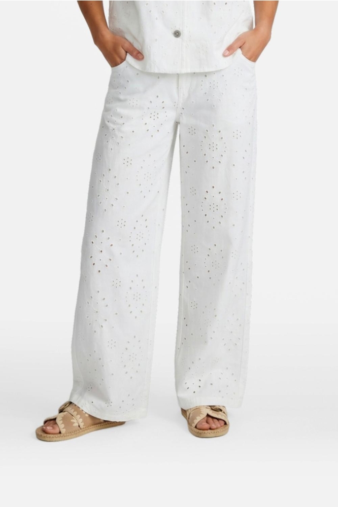 Fluresk witte dames broek | Model vooraanzicht