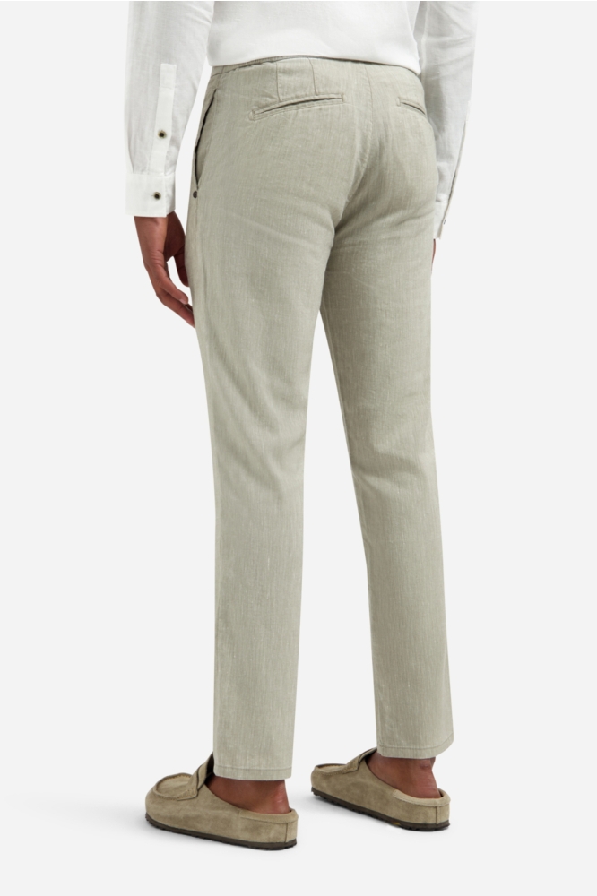 NO-EXCESS taupe heren broek | Model achteraanzicht