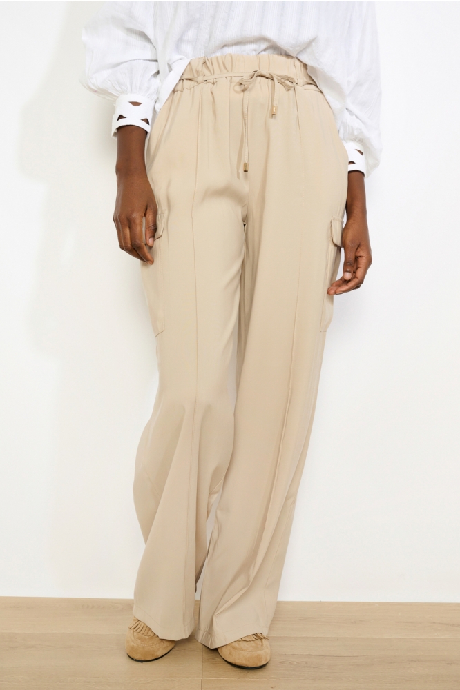 LolaLiza beige dames broek | Model vooraanzicht