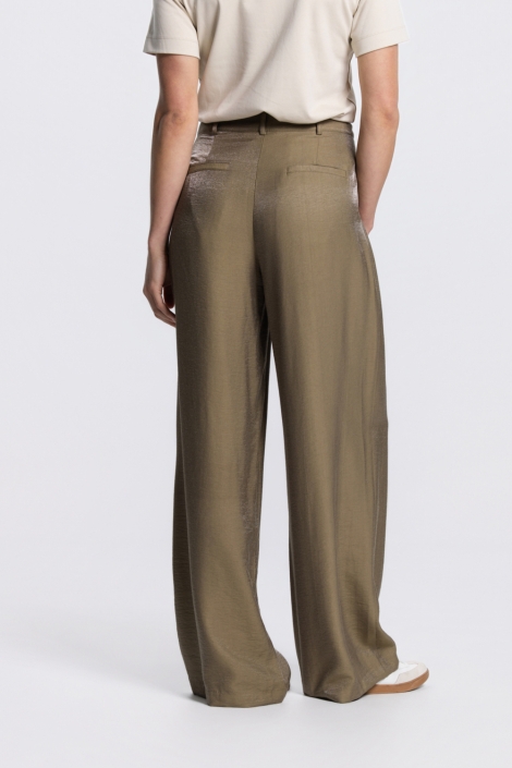 Juffrouw Jansen groene dames broek | Model achteraanzicht