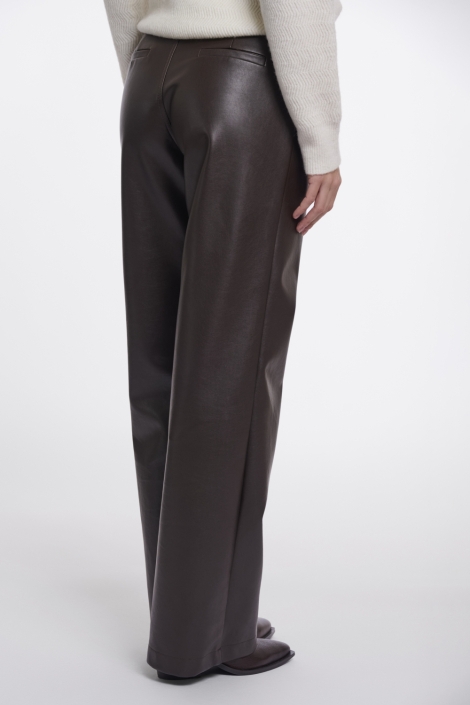 Rino & Pelle bruine dames broek | Model achteraanzicht