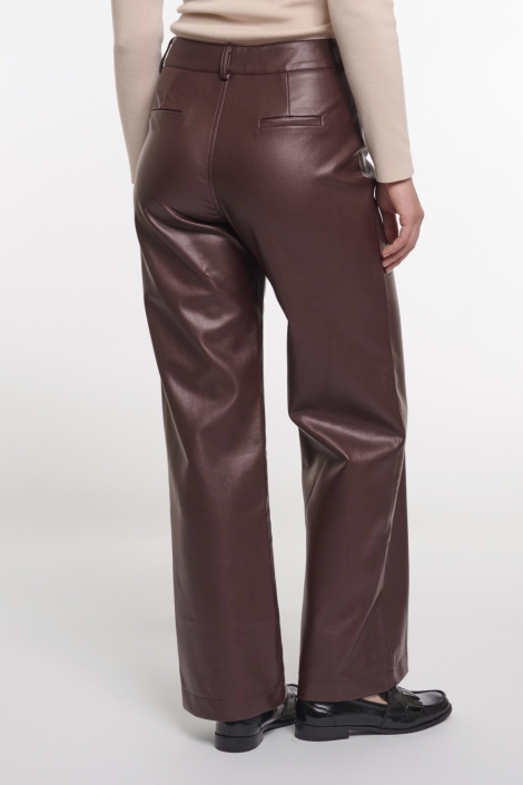 Rino & Pelle bruine dames broek | Model achteraanzicht