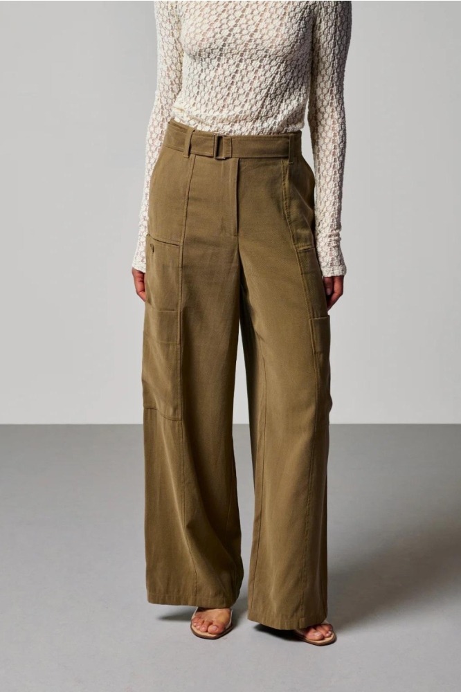 Aaiko groene dames broek | Model vooraanzicht