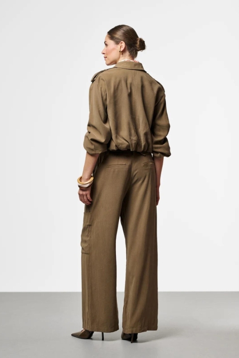 Aaiko groene dames broek | Model achteraanzicht