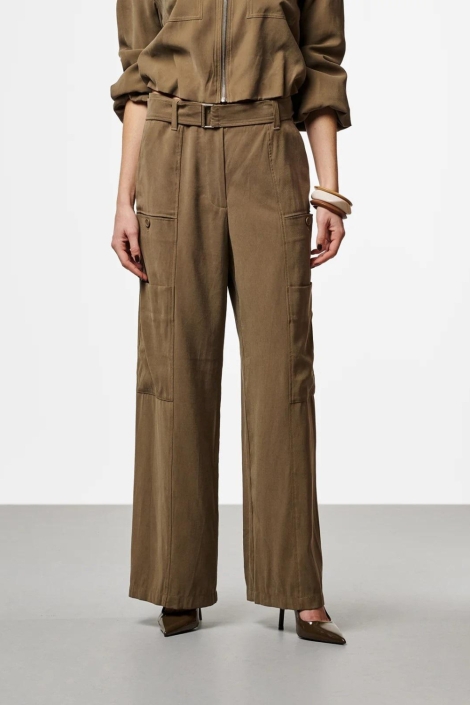 Aaiko groene dames broek | Model vooraanzicht