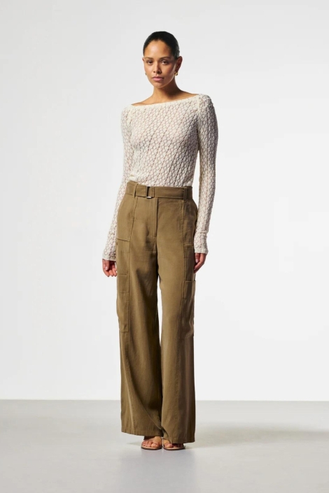 Aaiko groene dames broek | Model