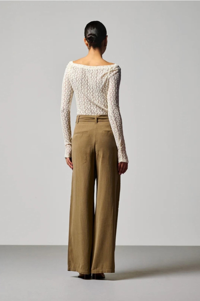 Aaiko groene dames broek | Model achteraanzicht