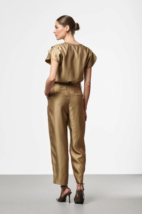 Aaiko gouden dames broek | Model achteraanzicht