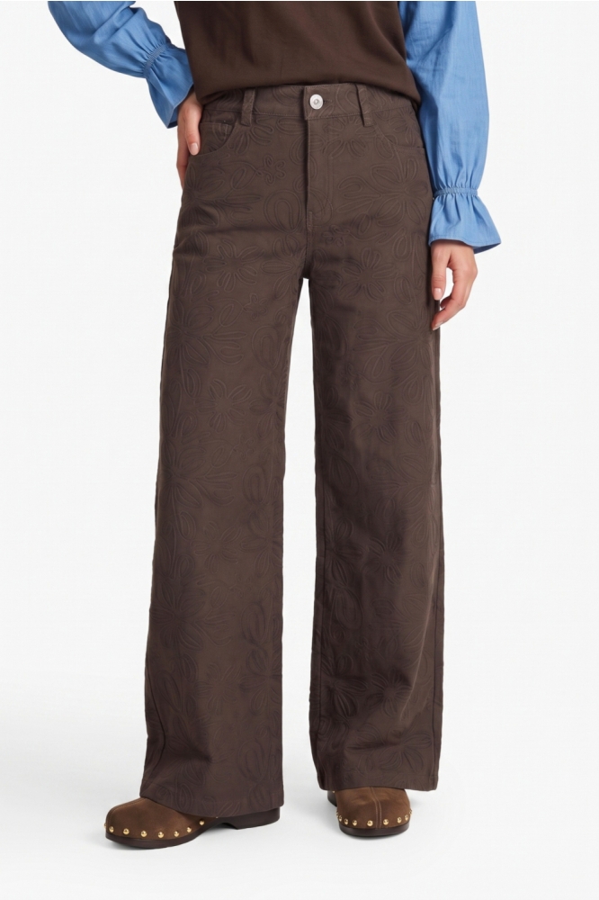 Fluresk bruine dames jeans | Model vooraanzicht