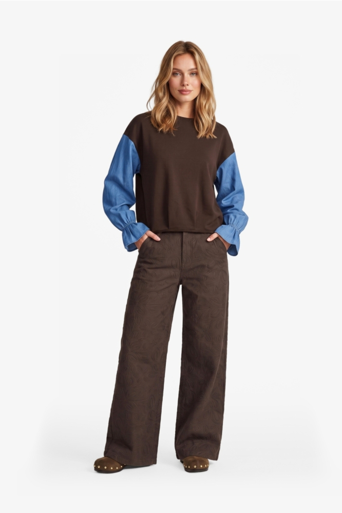 Fluresk bruine dames jeans | Model vooraanzicht
