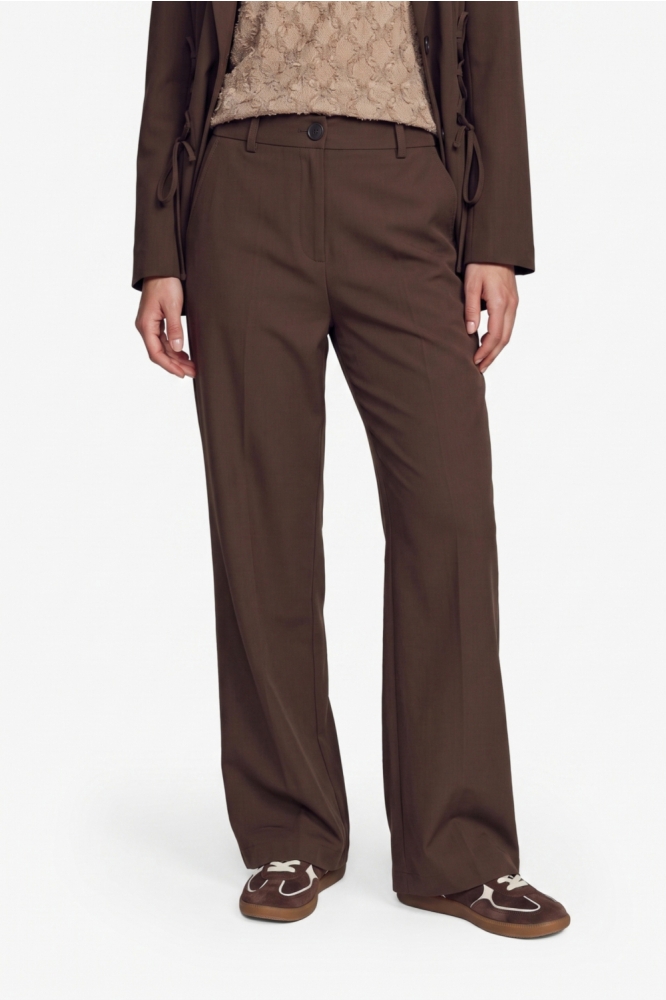 Fluresk bruine dames broek | Model vooraanzicht