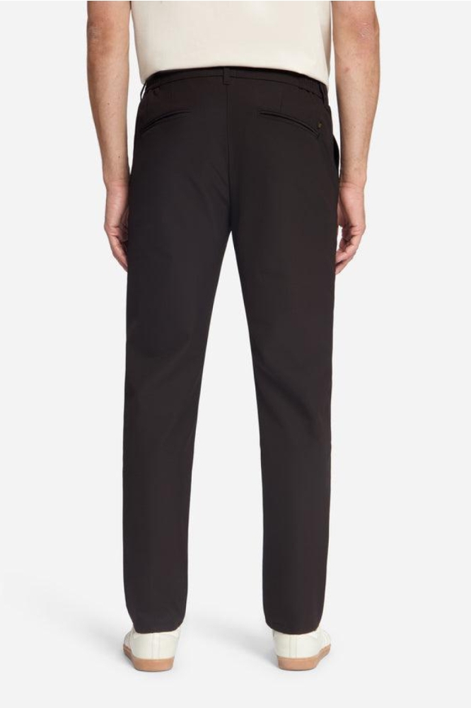 NO-EXCESS bruine heren broek | Model achteraanzicht