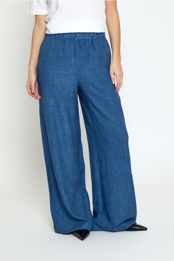 Peppercorn blauwe dames broek | Model vooraanzicht