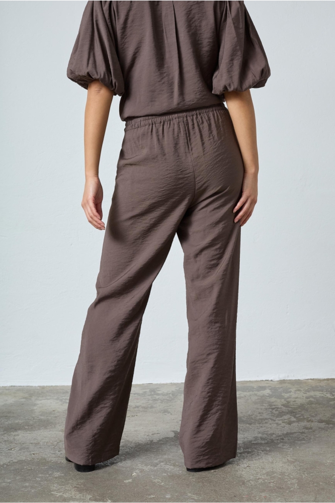 SisterS point bruine dames broek | Model achteraanzicht