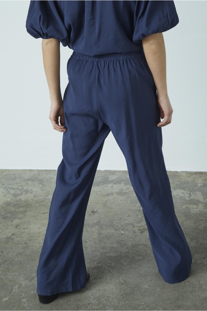 SisterS point blauwe dames broek | Model achteraanzicht