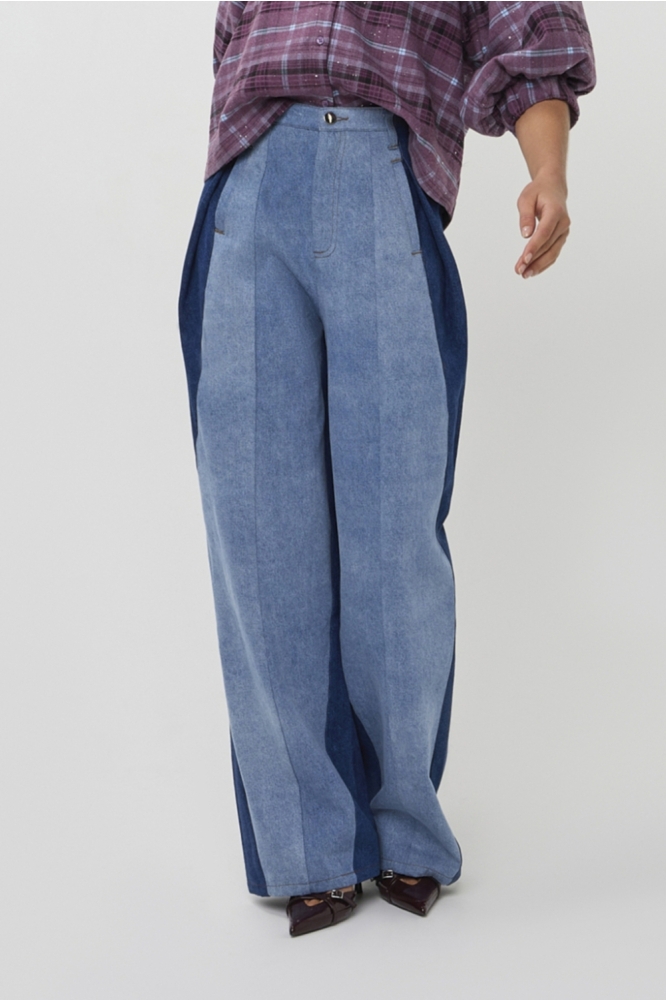 Studio Amaya blauwe dames broek | Model vooraanzicht