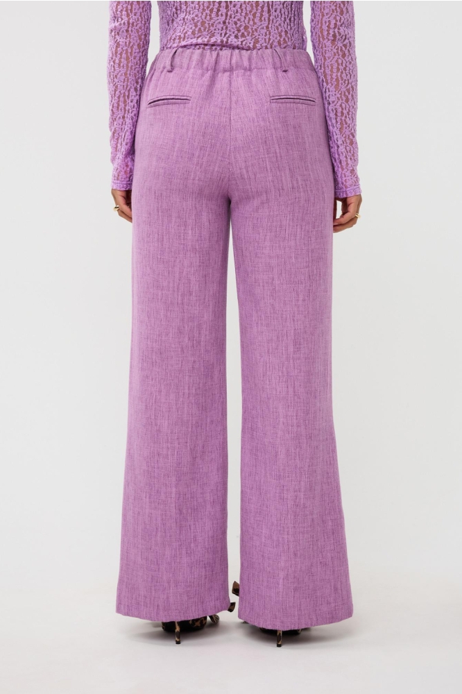 Ydence paarse dames broek | Model achteraanzicht