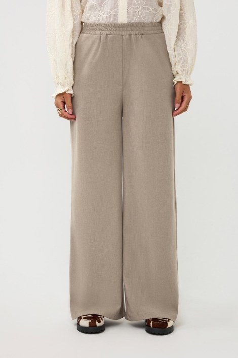 Ydence zand dames broek | Model vooraanzicht