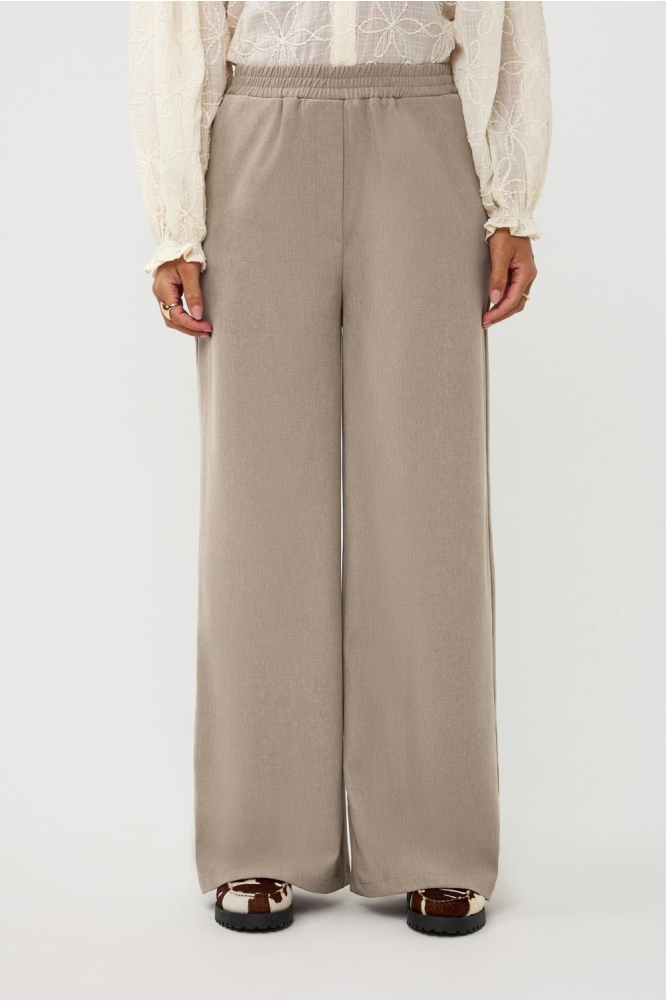 Ydence zand dames broek | Model vooraanzicht