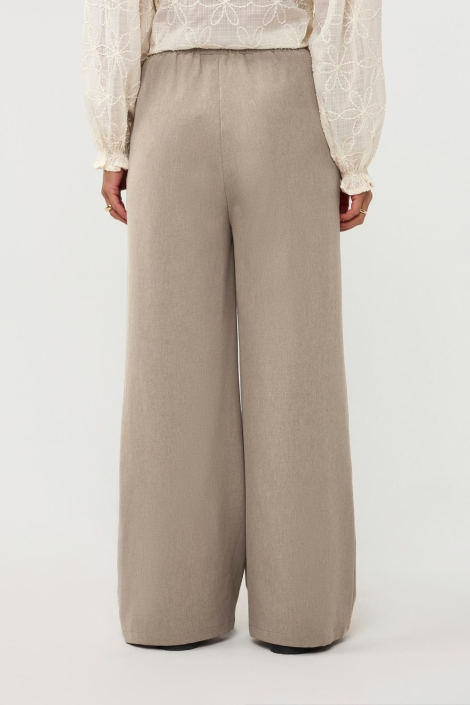 Ydence zand dames broek | Model achteraanzicht