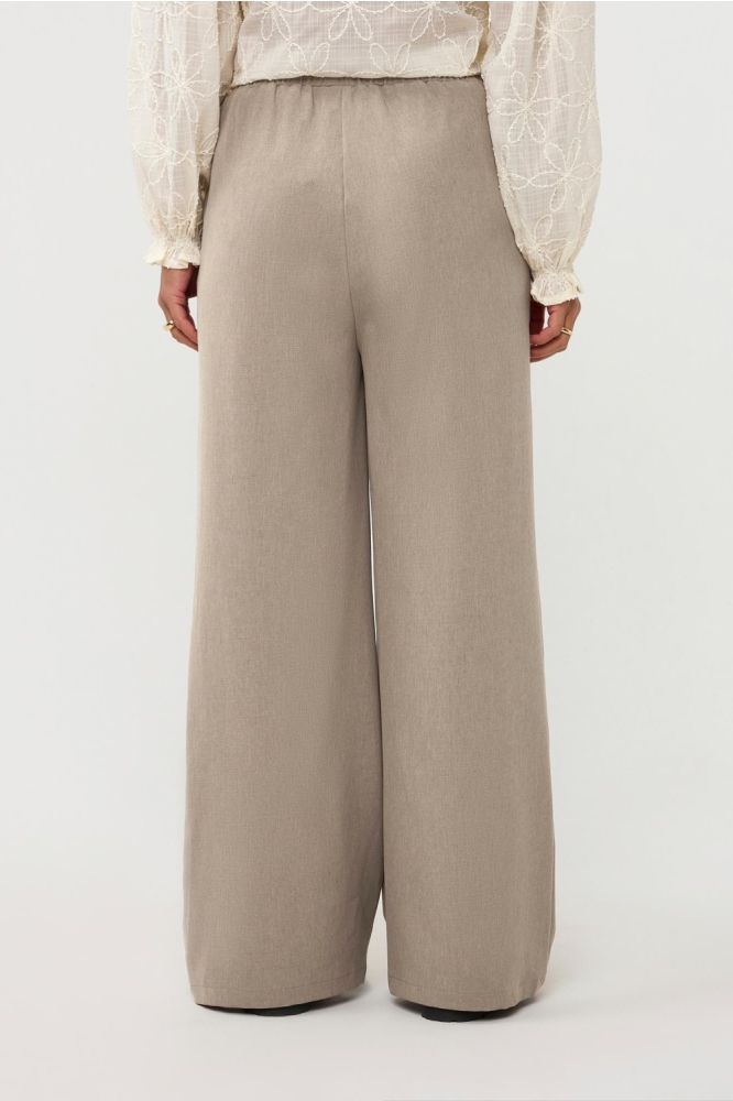 Ydence zand dames broek | Model achteraanzicht