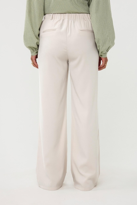 Ydence beige dames broek | Model achteraanzicht
