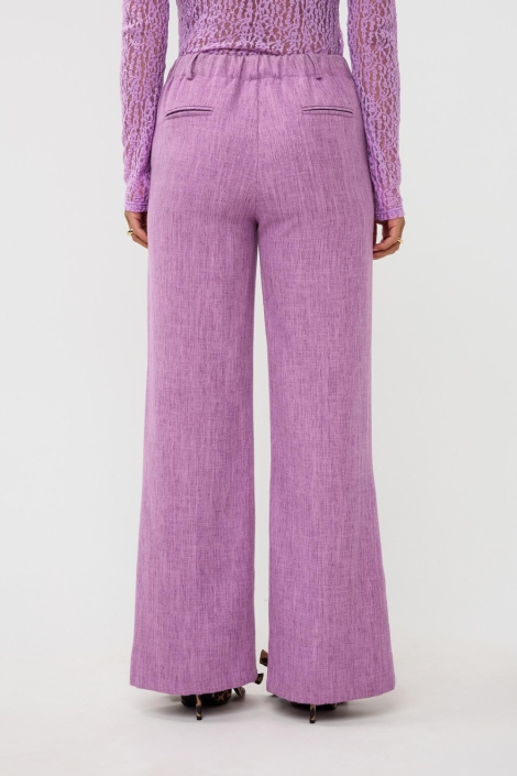 Ydence paarse dames broek | Model achteraanzicht