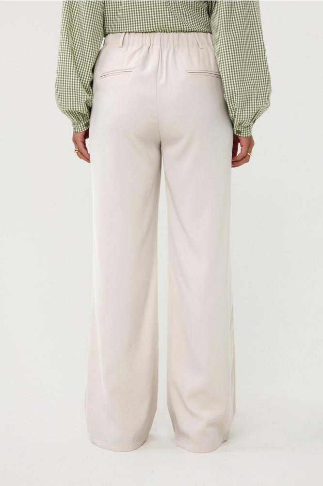 Ydence beige dames broek | Model achteraanzicht