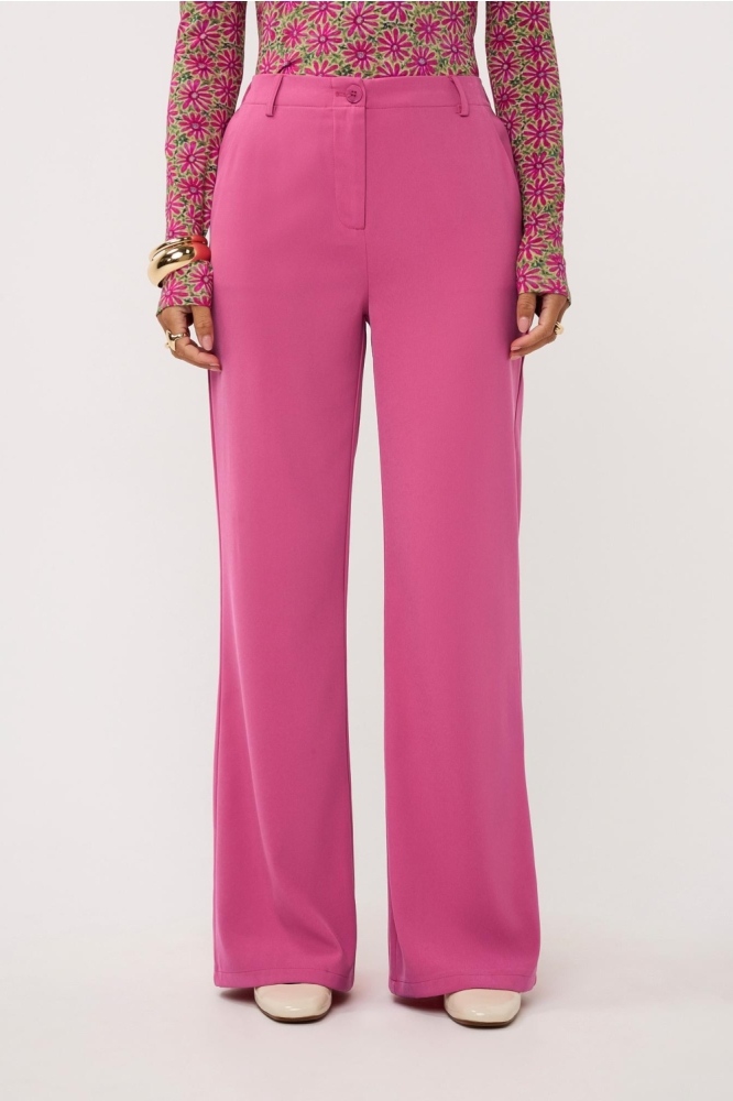 Ydence roze dames broek | Model vooraanzicht
