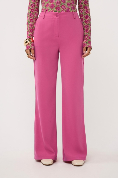 Ydence roze dames broek | Model vooraanzicht