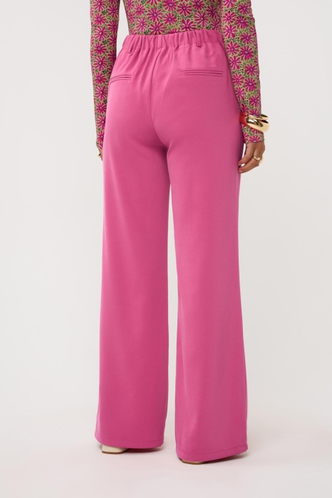 Ydence roze dames broek | Model achteraanzicht