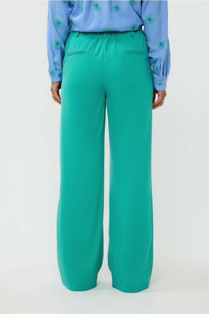Ydence groene dames broek | Model achteraanzicht