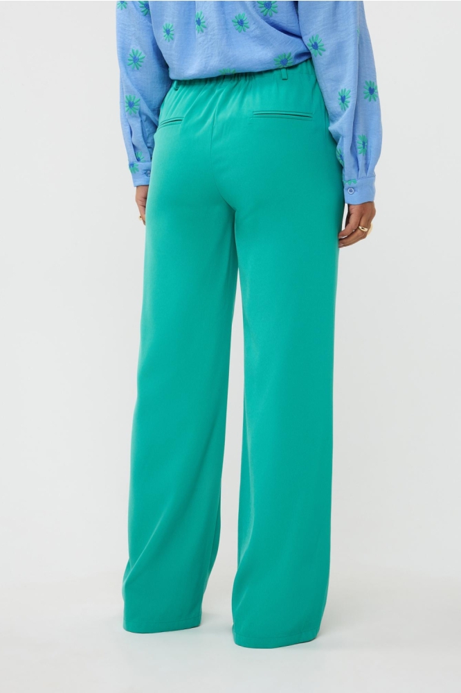 Ydence groene dames broek | Model achteraanzicht