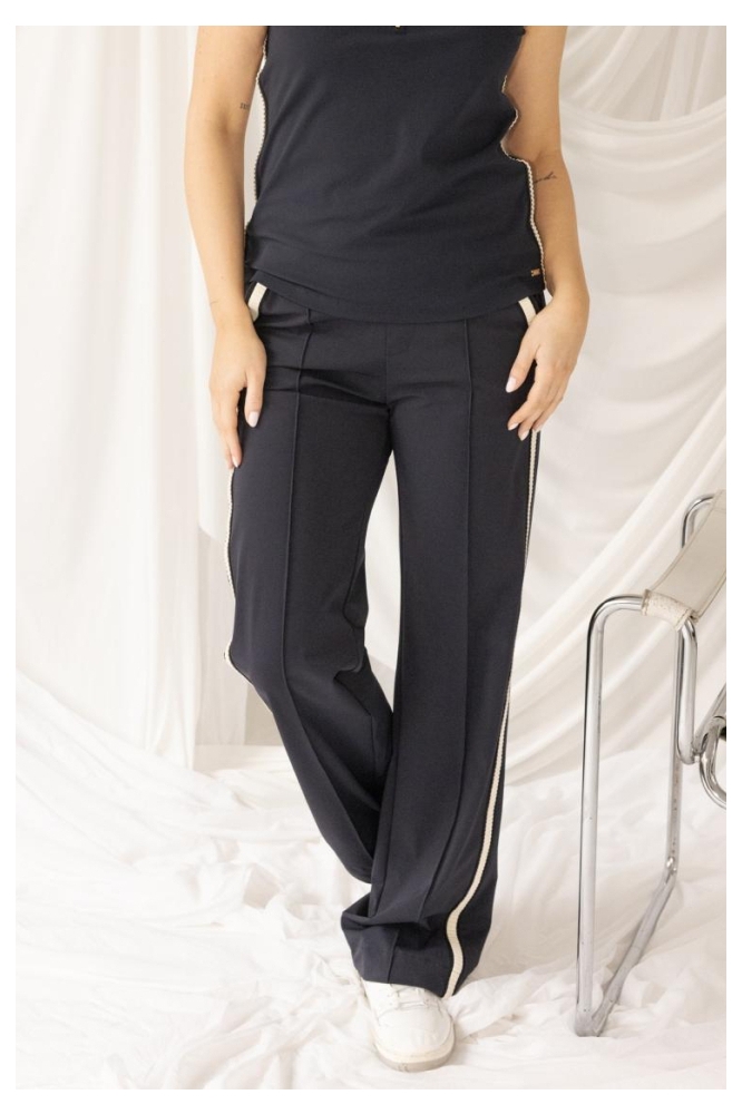 Kimara blauwe dames broek | Model vooraanzicht