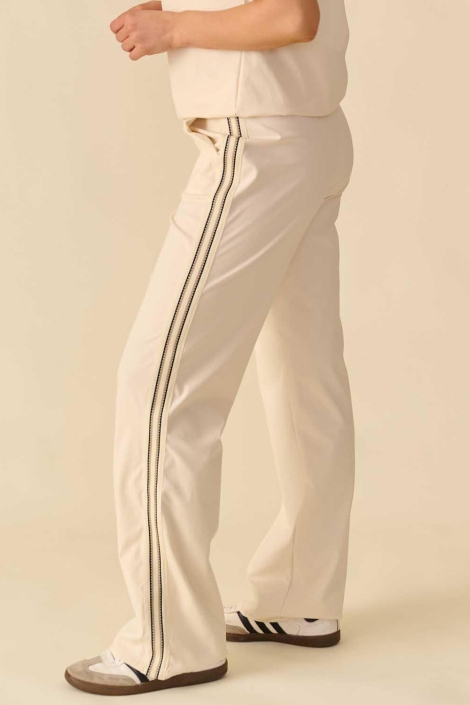 FOS Amsterdam beige dames broek | Model zijaanzicht