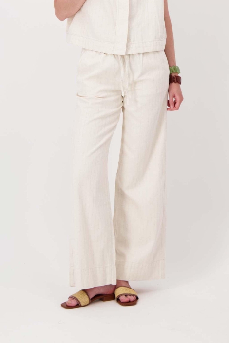 Zusss beige dames broek | Model vooraanzicht