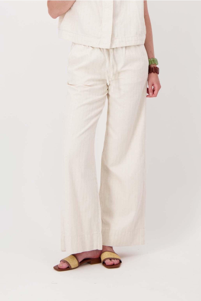 Zusss beige dames broek | Model vooraanzicht
