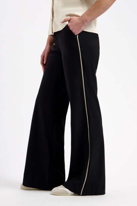 Lady Day zwarte dames broek | Model zijaanzicht