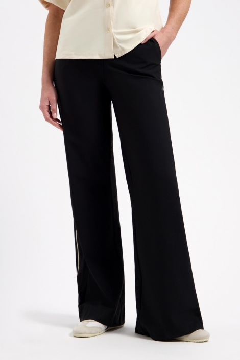 Lady Day zwarte dames broek | Model vooraanzicht