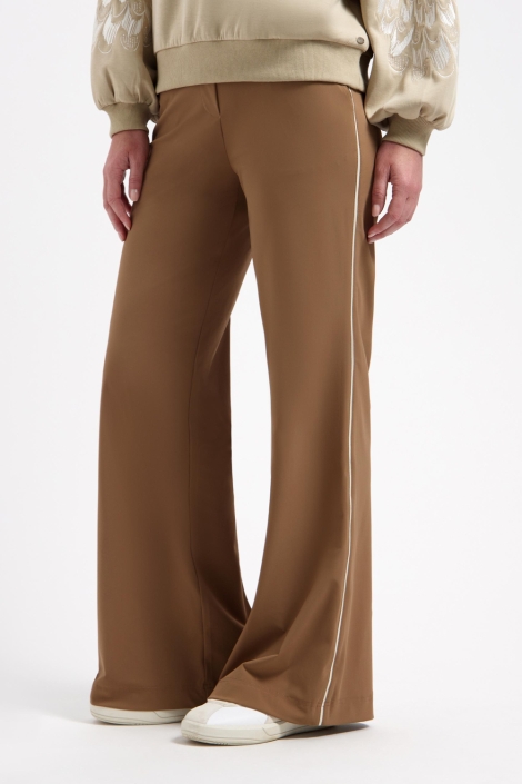 Lady Day camel dames broek | Model zijaanzicht