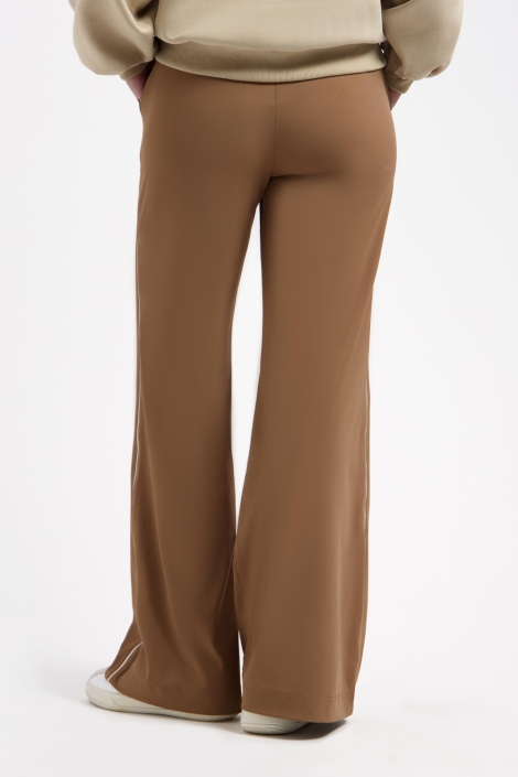 Lady Day camel dames broek | Model achteraanzicht