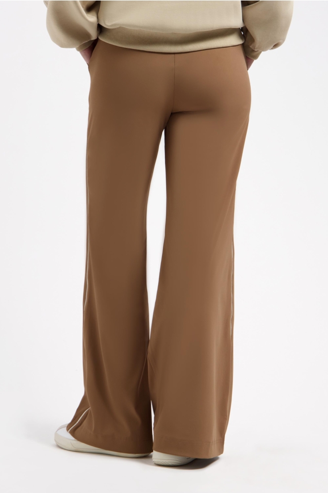Lady Day camel dames broek | Model achteraanzicht